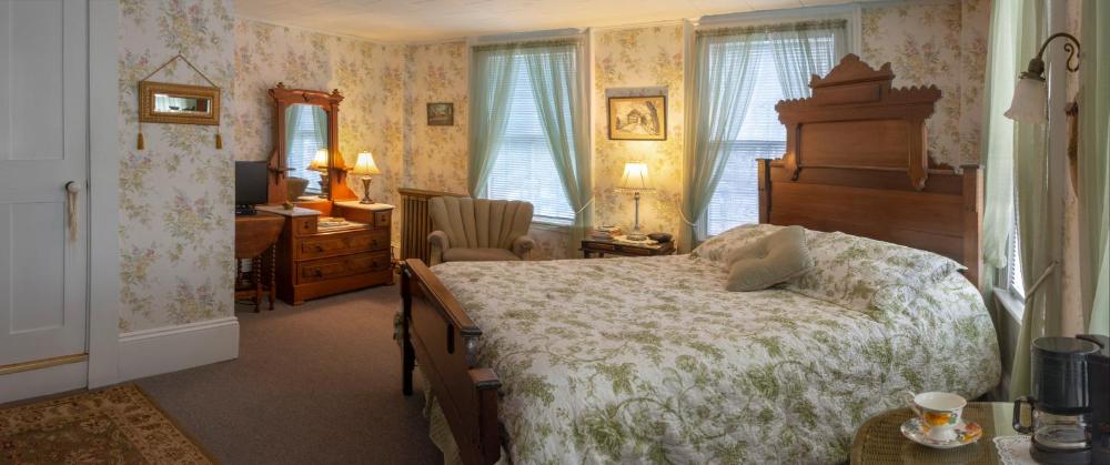 Deluxe Queen Room interior