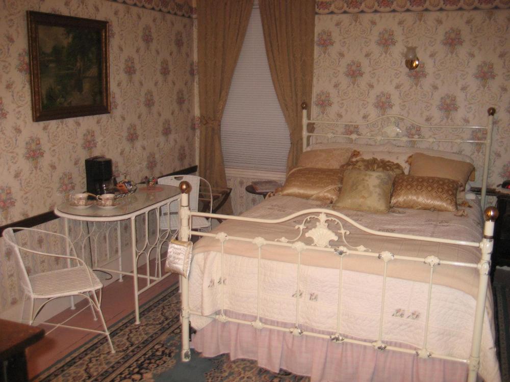 Queen Room interior